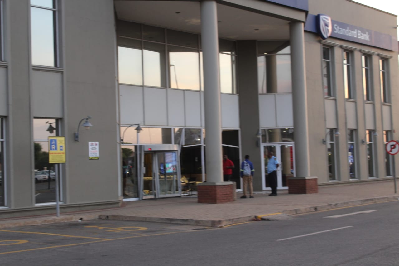 Watch Woman drives vehicle repeatedly into front entrance of bank
